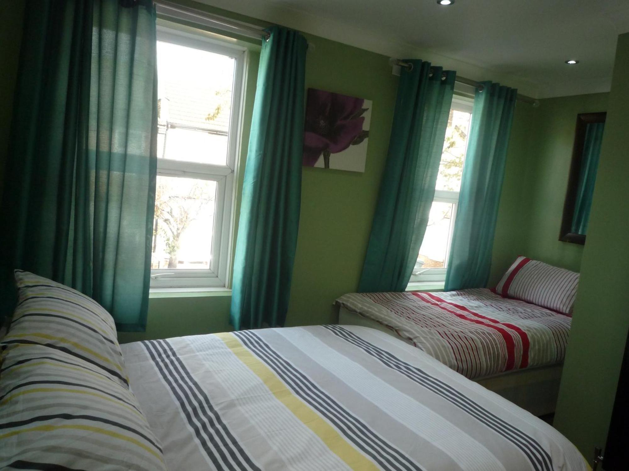 Three Bedroom House Lancaster Road لندن المظهر الخارجي الصورة
